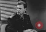 Standbild Detective untersucht Autodiebstahl Silver Spring Maryland USA, 1956, aus Sekunde 37 historischem Filmmaterial Videoclip 65675078758