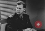 Standbild Detective untersucht Autodiebstahl Silver Spring Maryland USA, 1956, aus Sekunde 38 historischem Filmmaterial Videoclip 65675078758