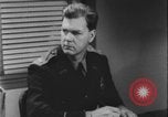 Standbild Detective untersucht Autodiebstahl Silver Spring Maryland USA, 1956, aus Sekunde 39 historischem Filmmaterial Videoclip 65675078758