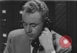 Standbild Detective untersucht Autodiebstahl Silver Spring Maryland USA, 1956, aus Sekunde 40 historischem Filmmaterial Videoclip 65675078758