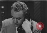 Standbild Detective untersucht Autodiebstahl Silver Spring Maryland USA, 1956, aus Sekunde 41 historischem Filmmaterial Videoclip 65675078758