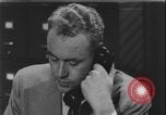 Standbild Detective untersucht Autodiebstahl Silver Spring Maryland USA, 1956, aus Sekunde 42 historischem Filmmaterial Videoclip 65675078758