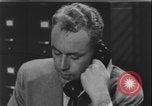 Standbild Detective untersucht Autodiebstahl Silver Spring Maryland USA, 1956, aus Sekunde 43 historischem Filmmaterial Videoclip 65675078758