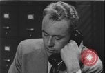 Standbild Detective untersucht Autodiebstahl Silver Spring Maryland USA, 1956, aus Sekunde 44 historischem Filmmaterial Videoclip 65675078758
