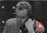 Standbild Detective untersucht Autodiebstahl Silver Spring Maryland USA, 1956, aus Sekunde 45 historischem Filmmaterial Videoclip 65675078758