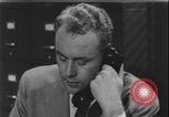 Standbild Detective untersucht Autodiebstahl Silver Spring Maryland USA, 1956, aus Sekunde 46 historischem Filmmaterial Videoclip 65675078758
