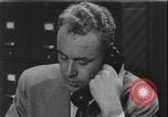 Standbild Detective untersucht Autodiebstahl Silver Spring Maryland USA, 1956, aus Sekunde 47 historischem Filmmaterial Videoclip 65675078758
