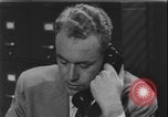 Standbild Detective untersucht Autodiebstahl Silver Spring Maryland USA, 1956, aus Sekunde 48 historischem Filmmaterial Videoclip 65675078758