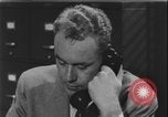 Standbild Detective untersucht Autodiebstahl Silver Spring Maryland USA, 1956, aus Sekunde 49 historischem Filmmaterial Videoclip 65675078758