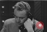 Standbild Detective untersucht Autodiebstahl Silver Spring Maryland USA, 1956, aus Sekunde 50 historischem Filmmaterial Videoclip 65675078758