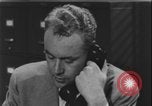 Standbild Detective untersucht Autodiebstahl Silver Spring Maryland USA, 1956, aus Sekunde 51 historischem Filmmaterial Videoclip 65675078758