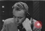 Standbild Detective untersucht Autodiebstahl Silver Spring Maryland USA, 1956, aus Sekunde 52 historischem Filmmaterial Videoclip 65675078758