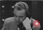 Standbild Detective untersucht Autodiebstahl Silver Spring Maryland USA, 1956, aus Sekunde 53 historischem Filmmaterial Videoclip 65675078758