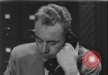 Standbild Detective untersucht Autodiebstahl Silver Spring Maryland USA, 1956, aus Sekunde 54 historischem Filmmaterial Videoclip 65675078758