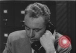 Standbild Detective untersucht Autodiebstahl Silver Spring Maryland USA, 1956, aus Sekunde 55 historischem Filmmaterial Videoclip 65675078758