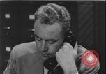 Standbild Detective untersucht Autodiebstahl Silver Spring Maryland USA, 1956, aus Sekunde 56 historischem Filmmaterial Videoclip 65675078758