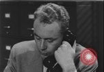 Standbild Detective untersucht Autodiebstahl Silver Spring Maryland USA, 1956, aus Sekunde 57 historischem Filmmaterial Videoclip 65675078758