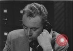 Standbild Detective untersucht Autodiebstahl Silver Spring Maryland USA, 1956, aus Sekunde 58 historischem Filmmaterial Videoclip 65675078758