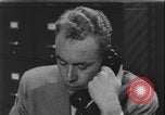 Standbild Detective untersucht Autodiebstahl Silver Spring Maryland USA, 1956, aus Sekunde 61 historischem Filmmaterial Videoclip 65675078758