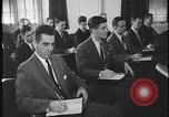 Standbild FBI-Auszubildende besuchen Kriminallabor United States USA, 1959, aus Sekunde 1 historischem Filmmaterial Videoclip 65675078760