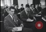 Standbild FBI-Auszubildende besuchen Kriminallabor United States USA, 1959, aus Sekunde 3 historischem Filmmaterial Videoclip 65675078760