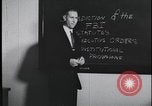 Standbild FBI-Auszubildende besuchen Kriminallabor United States USA, 1959, aus Sekunde 9 historischem Filmmaterial Videoclip 65675078760