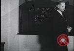 Standbild FBI-Auszubildende besuchen Kriminallabor United States USA, 1959, aus Sekunde 10 historischem Filmmaterial Videoclip 65675078760