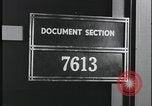Standbild FBI-Auszubildende besuchen Kriminallabor United States USA, 1959, aus Sekunde 15 historischem Filmmaterial Videoclip 65675078760