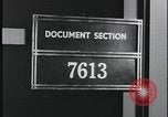 Standbild FBI-Auszubildende besuchen Kriminallabor United States USA, 1959, aus Sekunde 16 historischem Filmmaterial Videoclip 65675078760