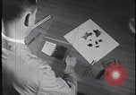 Standbild FBI-Auszubildende besuchen Kriminallabor United States USA, 1959, aus Sekunde 17 historischem Filmmaterial Videoclip 65675078760