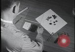 Standbild FBI-Auszubildende besuchen Kriminallabor United States USA, 1959, aus Sekunde 18 historischem Filmmaterial Videoclip 65675078760