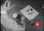 Standbild FBI-Auszubildende besuchen Kriminallabor United States USA, 1959, aus Sekunde 19 historischem Filmmaterial Videoclip 65675078760