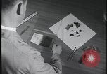 Standbild FBI-Auszubildende besuchen Kriminallabor United States USA, 1959, aus Sekunde 20 historischem Filmmaterial Videoclip 65675078760