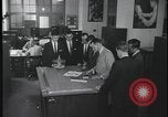 Standbild FBI-Auszubildende besuchen Kriminallabor United States USA, 1959, aus Sekunde 21 historischem Filmmaterial Videoclip 65675078760