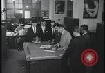 Standbild FBI-Auszubildende besuchen Kriminallabor United States USA, 1959, aus Sekunde 22 historischem Filmmaterial Videoclip 65675078760