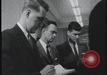 Standbild FBI-Auszubildende besuchen Kriminallabor United States USA, 1959, aus Sekunde 23 historischem Filmmaterial Videoclip 65675078760