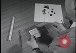Standbild FBI-Auszubildende besuchen Kriminallabor United States USA, 1959, aus Sekunde 25 historischem Filmmaterial Videoclip 65675078760