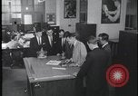 Standbild FBI-Auszubildende besuchen Kriminallabor United States USA, 1959, aus Sekunde 28 historischem Filmmaterial Videoclip 65675078760