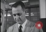 Standbild FBI-Auszubildende besuchen Kriminallabor United States USA, 1959, aus Sekunde 30 historischem Filmmaterial Videoclip 65675078760
