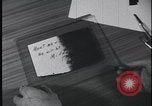 Standbild FBI-Auszubildende besuchen Kriminallabor United States USA, 1959, aus Sekunde 32 historischem Filmmaterial Videoclip 65675078760
