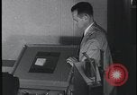 Standbild FBI-Auszubildende besuchen Kriminallabor United States USA, 1959, aus Sekunde 35 historischem Filmmaterial Videoclip 65675078760
