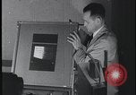 Standbild FBI-Auszubildende besuchen Kriminallabor United States USA, 1959, aus Sekunde 36 historischem Filmmaterial Videoclip 65675078760