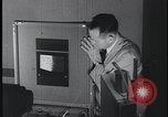 Standbild FBI-Auszubildende besuchen Kriminallabor United States USA, 1959, aus Sekunde 38 historischem Filmmaterial Videoclip 65675078760