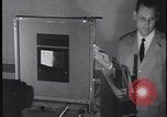 Standbild FBI-Auszubildende besuchen Kriminallabor United States USA, 1959, aus Sekunde 40 historischem Filmmaterial Videoclip 65675078760
