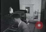 Standbild FBI-Auszubildende besuchen Kriminallabor United States USA, 1959, aus Sekunde 42 historischem Filmmaterial Videoclip 65675078760