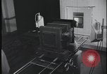 Standbild FBI-Auszubildende besuchen Kriminallabor United States USA, 1959, aus Sekunde 44 historischem Filmmaterial Videoclip 65675078760