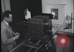 Standbild FBI-Auszubildende besuchen Kriminallabor United States USA, 1959, aus Sekunde 45 historischem Filmmaterial Videoclip 65675078760