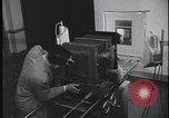 Standbild FBI-Auszubildende besuchen Kriminallabor United States USA, 1959, aus Sekunde 46 historischem Filmmaterial Videoclip 65675078760