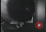Standbild FBI-Auszubildende besuchen Kriminallabor United States USA, 1959, aus Sekunde 49 historischem Filmmaterial Videoclip 65675078760