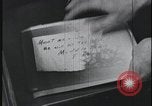 Standbild FBI-Auszubildende besuchen Kriminallabor United States USA, 1959, aus Sekunde 55 historischem Filmmaterial Videoclip 65675078760